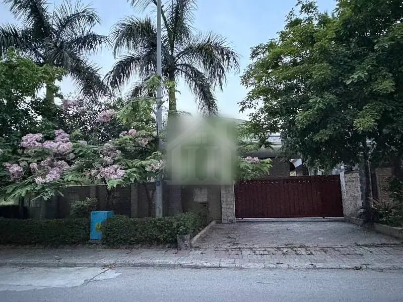 One Kenal Used House Plaza Avenue Sector G DHA 2 Islamabad. House Is Used And Single Storey. Second Can Be Constructed .