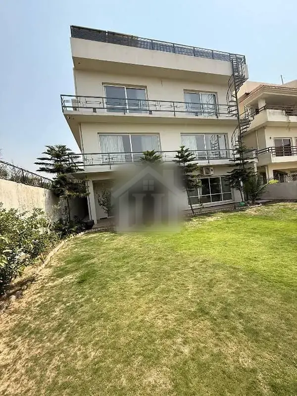 1.5 Kanal Ultra Luxurious Designer House For Sale