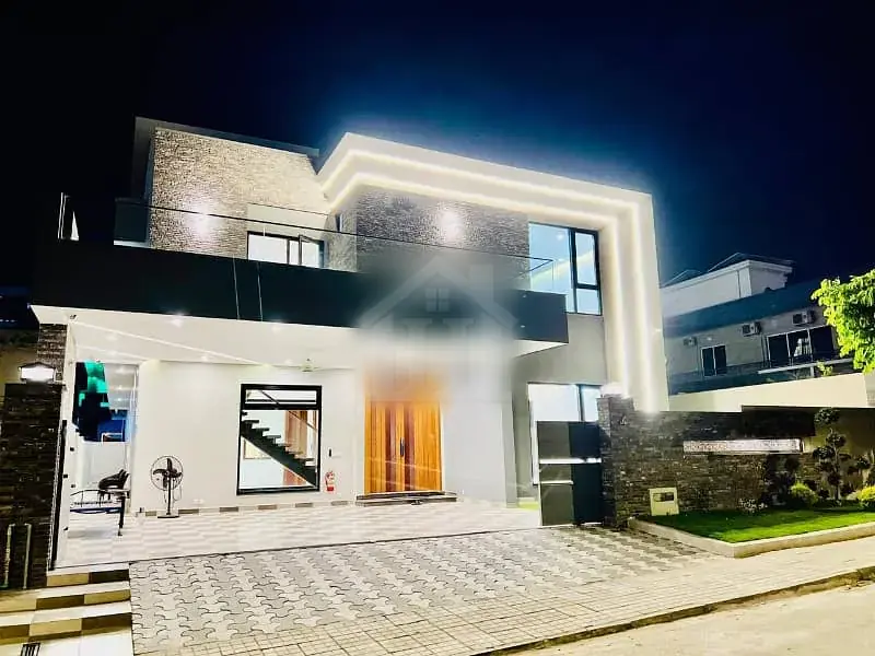 1 Kanal Elegant Design Bungalow Up For Sale
