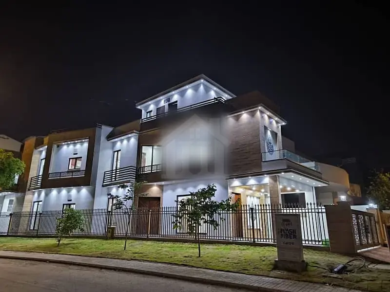 Brand New Designer Corner 5 Bed 10 Marla House