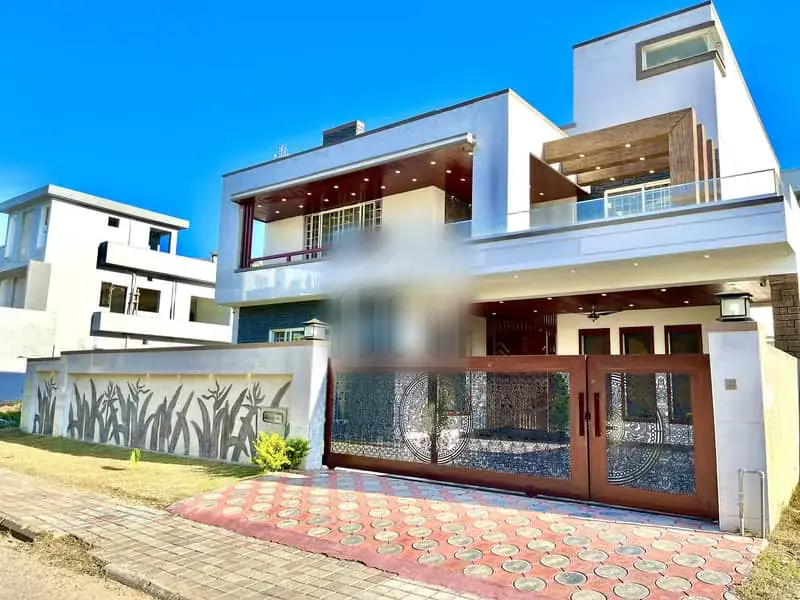 One Kanal 7 Bedroom House For Sale At Ideal Location