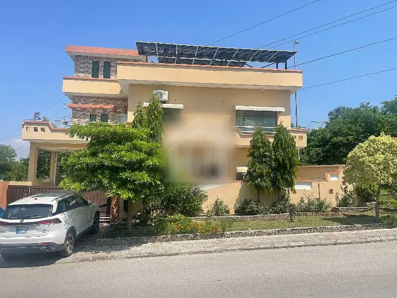 Ten Marla Front Open, Three Side Corner DOUBLE UNIT Triple Storey House At A Very Attractive Price